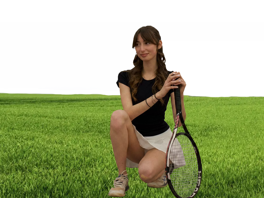 Chiara inginocchiata su erba