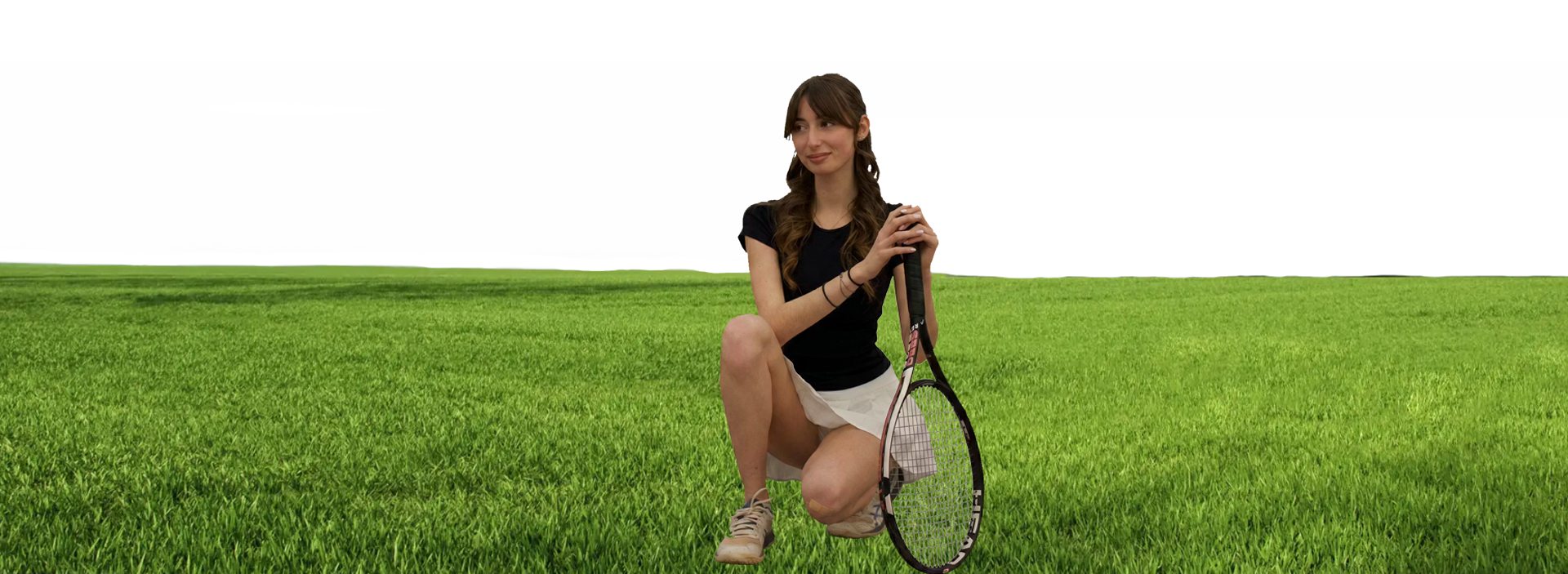 chiara inginocchiata su erba